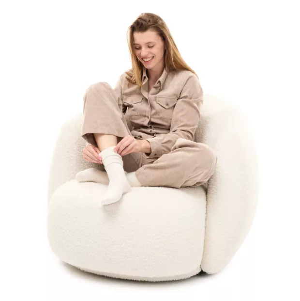 Femme dans un petit fauteuil