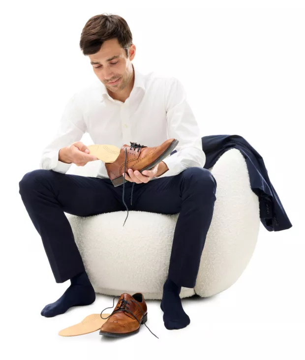 Homme avec les semelles Bota